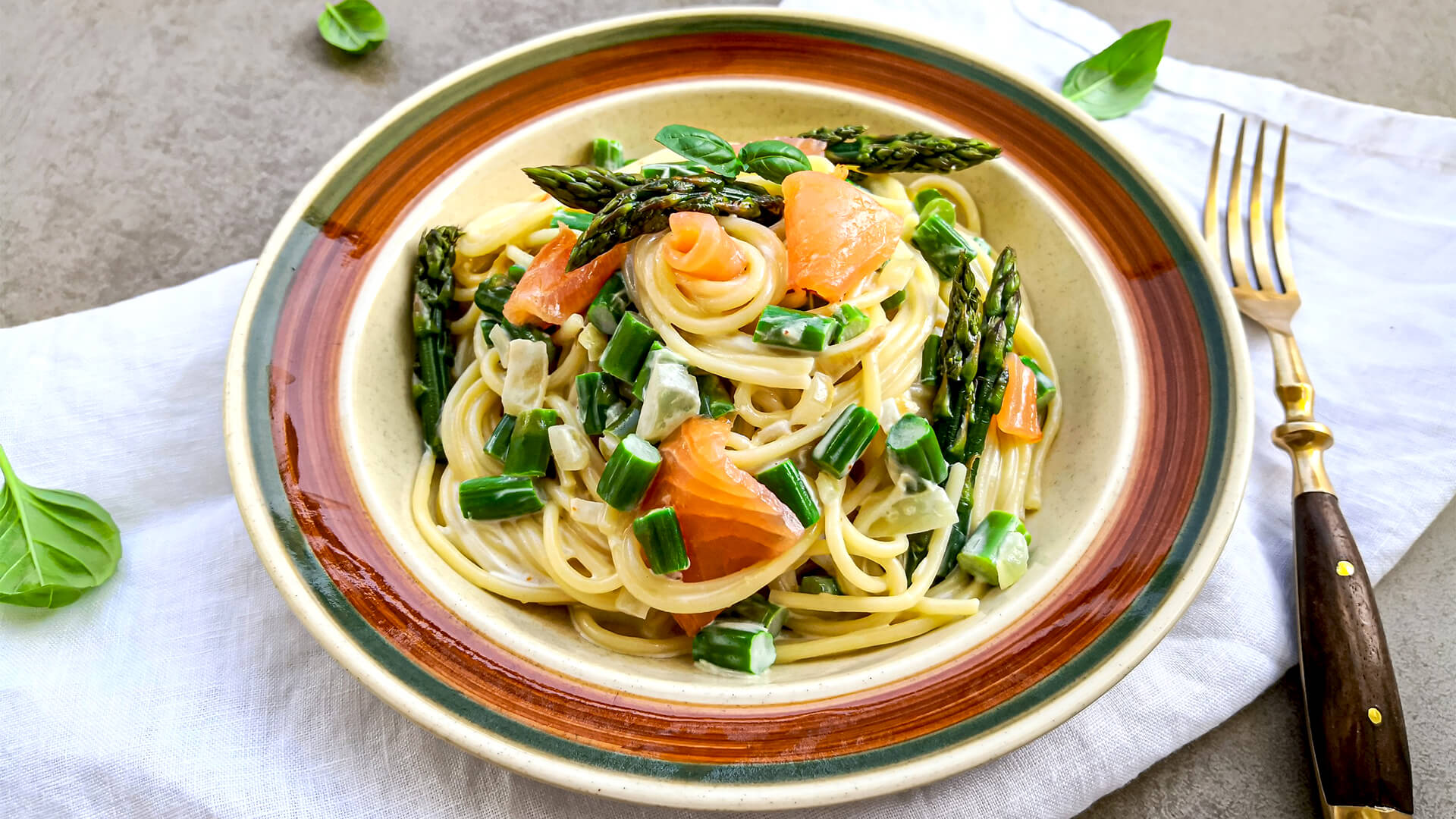 Spaghetti alla carbonara z wędzonym łososiem i szparagami