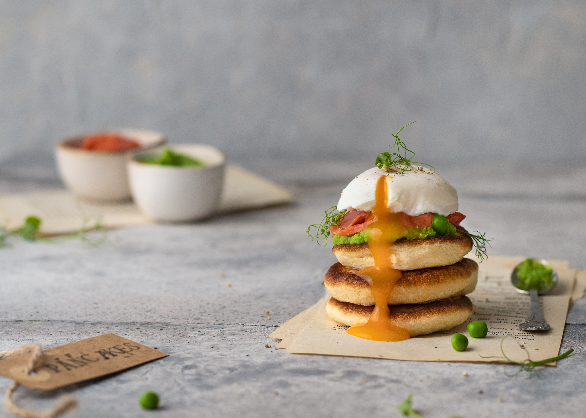 Pancakes z pastą z groszku, wędzonym łososiem oraz jajkiem poszetowym